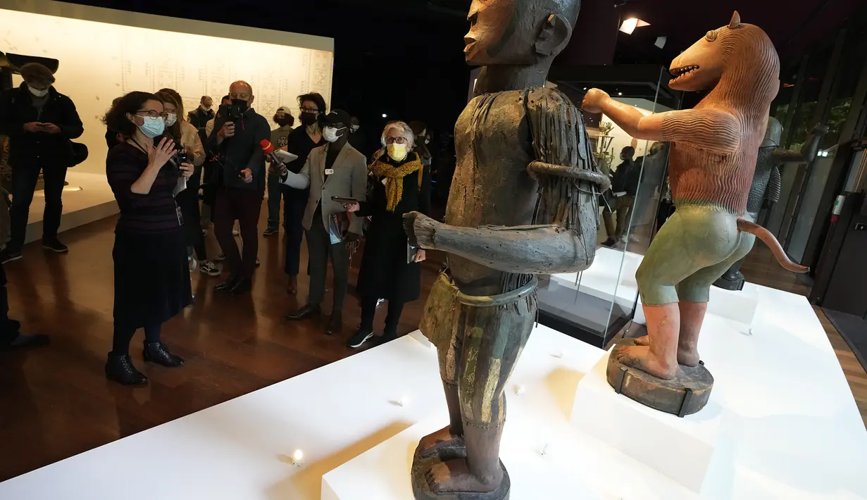 Patung kerajaan setengah manusia setengah burung,  Raja Ghezo, dan setengah manusia setengah singa Raja Glele abad ke-19 di Benin, telrihat di museum Quai Branly–Jacques Chirac, Paris (25/10/2021). (AP Photo/Michel Euler)