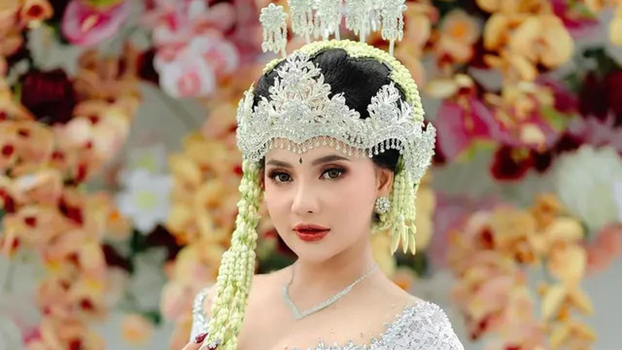 7 Potret Penyanyi Lala Widy Pakai Gaun Pengantin Adat Sunda, Tampil Anggun