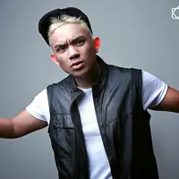 Artis asal Brunei Darussalam, Fakhrul Razi tahun ini menjalani lebaran di tiga negara. Brunei Darussalam, Malaysia dan Indoensia. Sejak rencana nikahnya dengan Rina Nose batal, ia banyak mendapat cibiran dari netizen. (Febio Hernanto/Bintang.com)