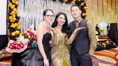 Sudah bukan rahasia lagi jika Citra Anidya menjalin asmara dengan Chef Juna. Tak heran jika mereka kompak hadiri ulang tahun adik Citra, Gina Aditya. Di momen itu, keduanya tampil serasi dengan busana hitam. (Liputan6.com/IG/@ncit90)