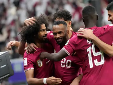 Pemain Qatar Akram Afif (kiri) diberi ucapan selamat oleh rekan satu timnya setelah ia mencetak gol ke gawang Palestina pada pertandingan sepak bola babak 16 besar Piala Asia 2023 di Stadion Al Bayt, Al Khor, Qatar, Senin (29/1/2024). Qatar mengalahkan Palestina dengan skor 2-1. (AP Photo/Aijaz Rahi)