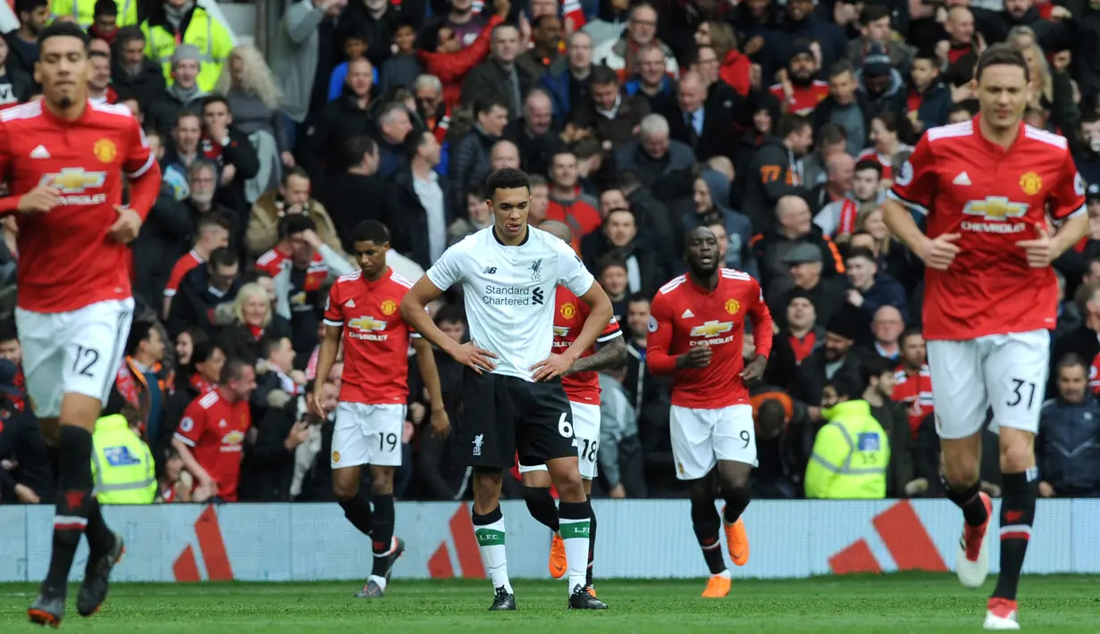 Ekspresi pemain Liverpool, Trent Alexander Arnold (tengah) saat melawan Manchester United (MU) dalam pertandingan Liga Inggris di Old Trafford, Manchester, Inggris, Sabtu (10/3). MU menang dengan skor 2-1 atas Liverpool. (AP Photo/Rui Vieira)