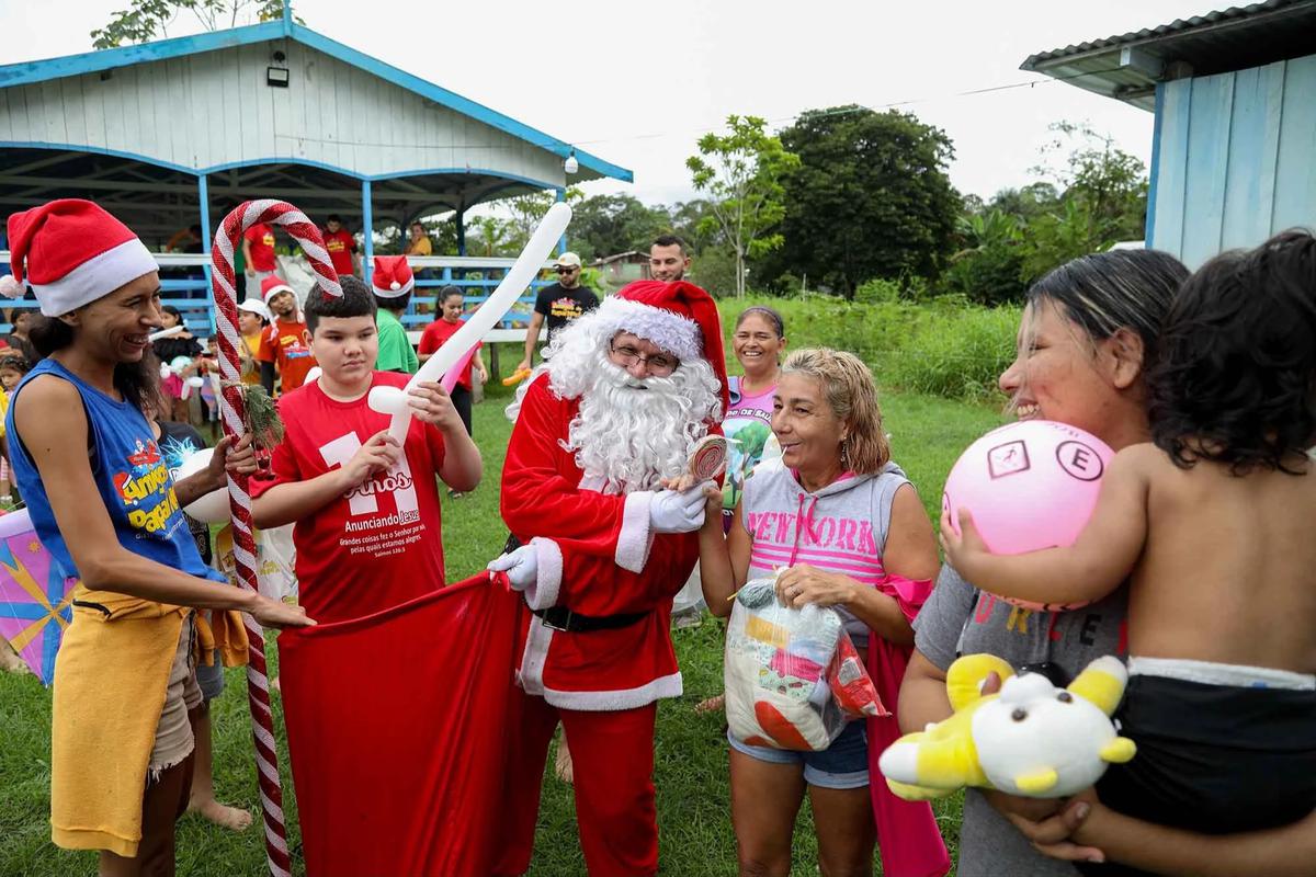 FOTO: Sinterklas Menyusuri Sungai Amazon Antar Hadiah Natal