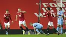 Para pemain Manchester United merayakan gol ke gawang West Ham United pada laga Liga Inggris di Stadion Old Trafford, Minggu (15/3/2021). Setan Merah menang dengan skor 1-0. (AP/Dave Thompson,Pool)