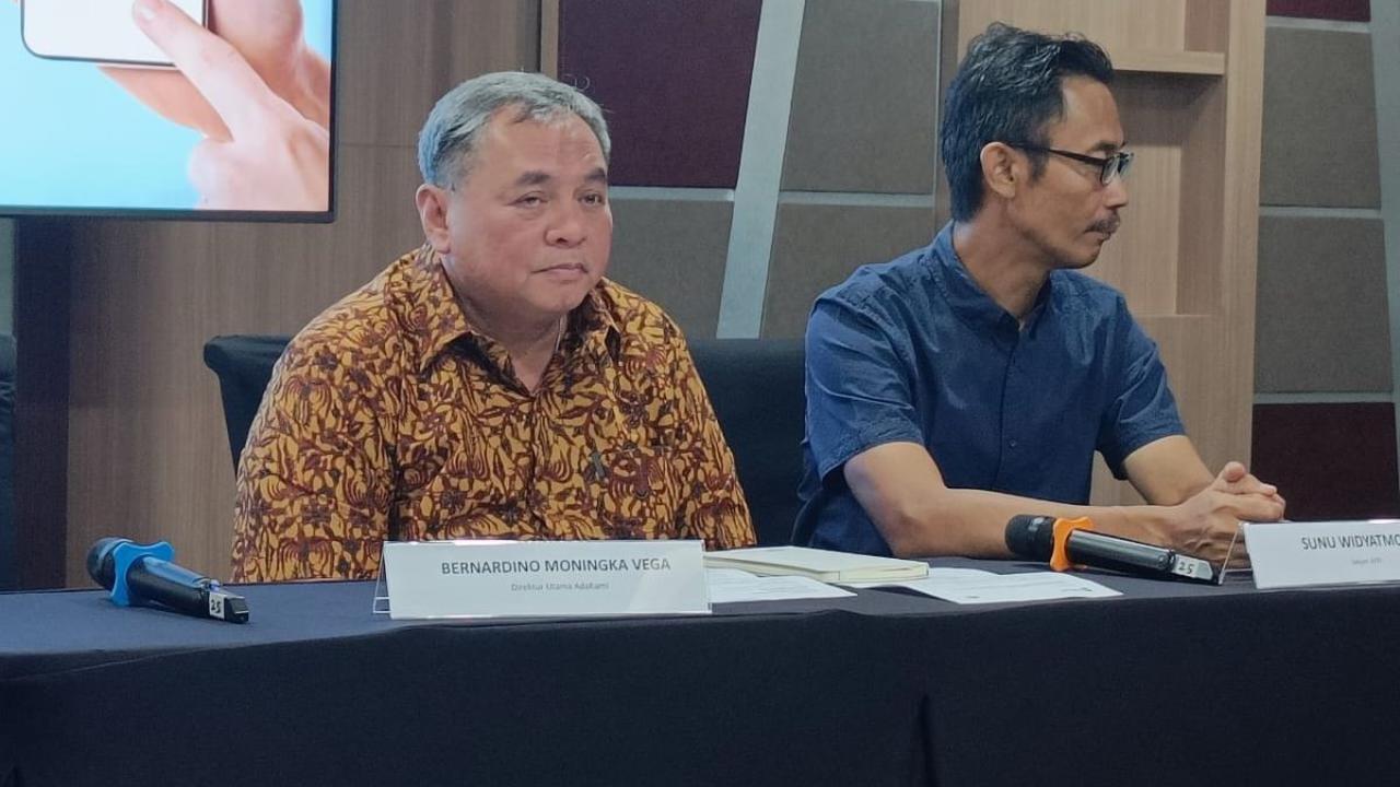 Hal ini pula menjadi penyebab besaran bunga yang dikenakan AdaKami berbeda untuk tiap-tiap produk pinjaman. Dia berjanji akan segera menyesuaikan besaran bunga sesuai dengan ketentuan yang telah diatur oleh OJK.&nbsp;