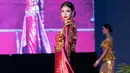 <p>Tampil merona saat mempresentasikan busana etnik modern di Palembang Fashion Week (Foto: Instagram @andina_julie)</p>