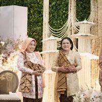 Sedangkan Sofiatun Gudono memilih kebaya kutubaru motif floral yang menjadi dresscode utama acara itu. [@erinagudono/@shaniagudono].