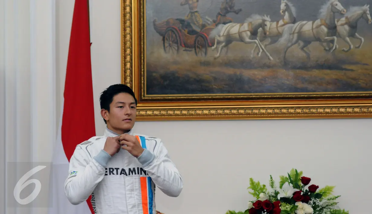 Pembalap F1, Rio Haryanto merapikan baju balap jelang bertemu Wakil Presiden Jusuf Kalla di Istana Wapres, Jakarta, Senin (14/3/2016). Kedatangan Rio untuk meminta restu jelang laga perdana Formula 1, 20 Maret mendatang. (Liputan6.com/Helmi Fithriansyah)