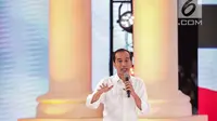Calon presiden nomor urut 01 Joko Widodo atau Jokowi memberi paparannya dalam debat kedua Pilpres 2019 di Hotel Sultan, Jakarta, Minggu (17/2). KPU memenuhi permintaan publik dengan tidak membocorkan pertanyaan sebelum debat. (Liputan6.com/Faizal Fanani)