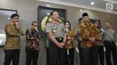 Kapolri Jenderal Tito Karnavian dan Ketua KPK Agus Rahardjo memberikan keterangan pers seusai bersilaturahmi di Mabes Polri, Jakarta, Kamis (6/7). Kapolri menyebut silaturahmi juga membicarakan kerjasama KPK dan Polri kedepan. (Liputan6.com/Helmi Afandi)