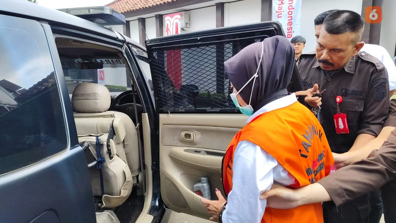 Tersangka kasus dugaan korupsi dana Desa Cikujang Kabupaten Sukabumi saat digiring menuju Lapas Sukamiskin Bandung. (Liputan6.com/Istimewa).