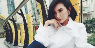 Kiki Amalia masih dirundung duka lantaran sang ayah meninggal dunia pada Selasa (1/5/2018) kemarin. Terlepas dari itu, sosok Kiki yang kian dirindukan pun kerap menjadi sorotan soal gaya berbusananya. (Instagram/kikiamaliaworld)