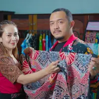 Kilas balik perjalanan pasangan suami istri pemilik UMKM Batik Mawar Putih, Yogi Rosdianta dan Santika Mawar menduniakan batik sampai bisa dipakai pemain basket NBA Justin Holiday