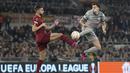 Bek AS Roma, Bryan Cristante berebut bola dengan pemain RB Salzburg, Amar Dedic selama pertandingan leg kedua playoff Liga Europa 2022/2023 di Stadion Olimpico, Jumat (24/2/2023). Kemenangan ini mengantar Roma lolos ke babak 16 besar. Pasukan Jose Mourinho unggul 2-1 secara agregat atas RB Salzburg. (AP Photo/Alessandra Tarantino)