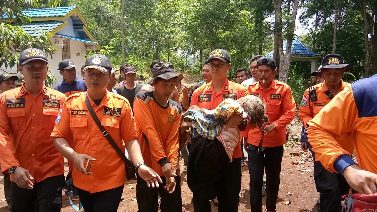 Evakuasi Nenek Keben yang hilang di Hutan Pohkumbang, Kebumen berlangsung dramatis. (Foto: Liputan6.com/Pusdalops-PB Kebumen/Muhamad Ridlo)