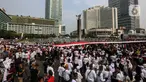 Sejumlah peserta membentangkan Bendera Merah Putih di kawasan Thamrin, Jakarta, Minggu (28/8/2022). Sebanyak 50.000 orang membentangkan bendera merah putih sepanjang 1.700 meter dari kawasan Monas hingga Bundaran Hotel Indonesia dalam rangka memperingati HUT ke-77 Kemerdekaan Republik Indonesia bertemakan 'Pulih Lebih Cepat, Bangkit Lebih Kuat. (Liputan6.com/Johan Tallo)
