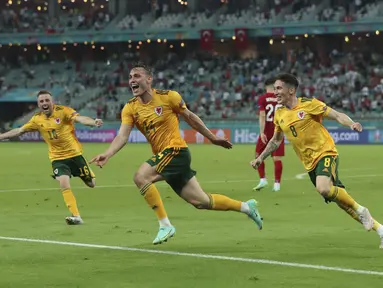 Bek Wales, Connor Roberts (tengah) melakukan selebrasi usai mencetak gol ke gawang Turki pada pertandingan grup A Euro 2020 di Stadion Olimpiade Baku di Baku, Rabu (16/6/2021). Wales menang atas Turki dengan skor 2-0. (Tolga Bozoglu/Pool Photo via AP)