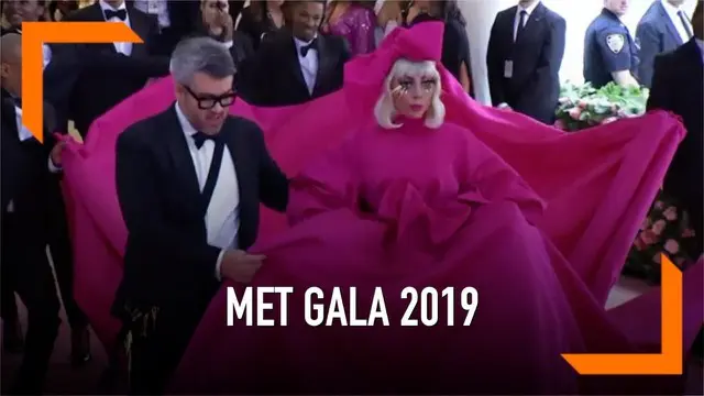 Lady Gaga kembali membuat kehebihan di red carpet Met Gala 2019. Gaga 4 kali mengganti busananya di depan awak media.