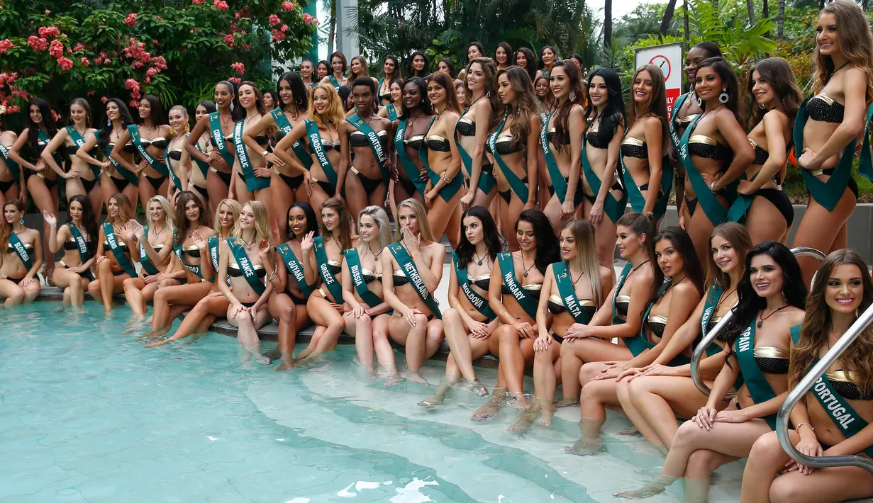 Kontestan Miss Earth 2018 berpose di tepi kolam renang selama presentasi media di Manila, Filipina, Kamis (11/10). Sebanyak 88 wanita cantik dari berbagai negara mengikuti kontes bertema tahun ini, dunia bebas plastik. (AP/Bullit Marquez)