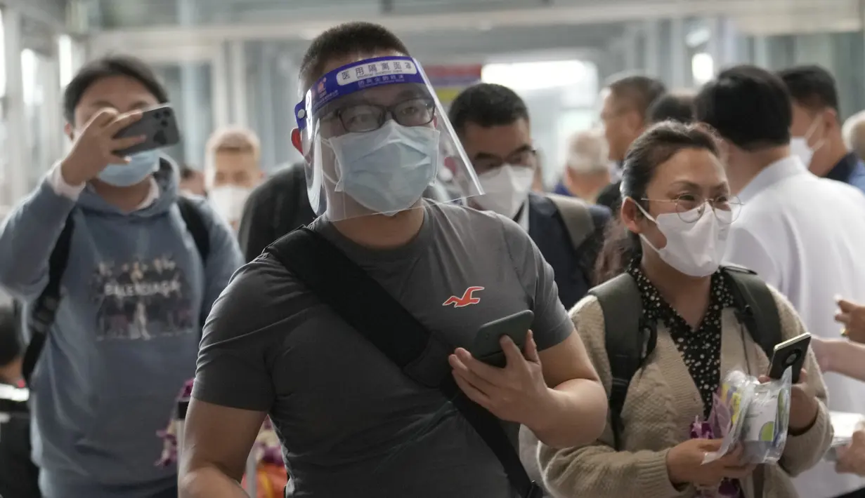 Turis China tiba di Bandara Internasional Suvarnabhumi di provinsi Samut Prakarn, Thailand, Senin (9/1/2023). Wisatawan China sekitar sepertiga dari jumlah total turis yang mengunjungi Thailand sebelum pandemi covid-19, dan pihak berwenang berharap mereka dapat membantu memulihkan industri pariwisata yang menguntungkan. (AP Photo/Sakchai Lalit)