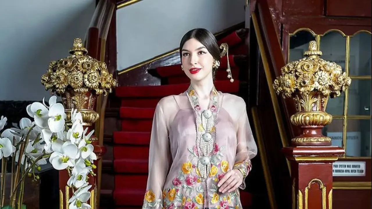 Kebaya lebaran Anemone Silk Organdy Kebaya by Roemah Kebaya Vielga (Sumber: Instagram/roemahkebaya_catalogue)