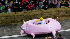 Salah satu peserta mengendarai kendaraan unik buatannya dalam ajang Red Bull Soapbox Race di Sao Paulo, Brasil, Minggu (14/4). Balapan kotak sabun ini menggunakan kendaraan tanpa mesin yang dirakit peserta. (AP Photo/Nelson Antoine)