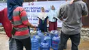 Ketersediaan air bersih menjadi kebutuhan vital. (Chaideer Mahyuddin/AFP)