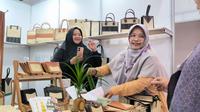 Daun pandan bukan hanya sekedar tanaman hias, melainkan juga bisa jadi cuan bila dikemas secara menarik. Bahkan, ditangan salah satu UMKM binaan Asosiasi Pengusaha Retail Indonesia (Aprindo), Keke Craft, daun pandan bisa jadi kerajinan tangan yang diminati penggemar fesyen dunia.
