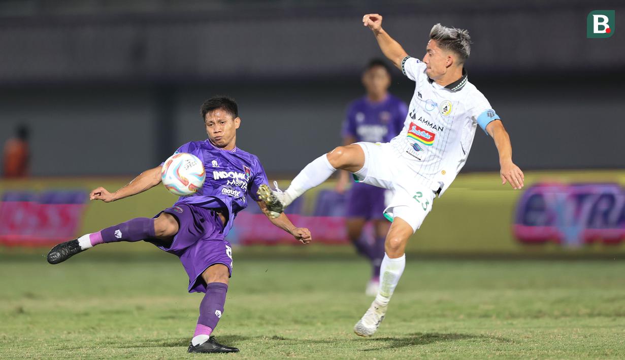 <p>Pemain Persita Tangerang, Fahreza Sudin (kiri) berusaha lepaskan tendangan di depan pemain PSS Sleman, Kim Jeffrey Kurniawan pada laga pekan ke-9 BRI Liga 1 2023/2024 di Stadion Indomilk Arena, Tangerang, Jumat (18/8/2023). (Bola.com/Abdul Aziz)</p>