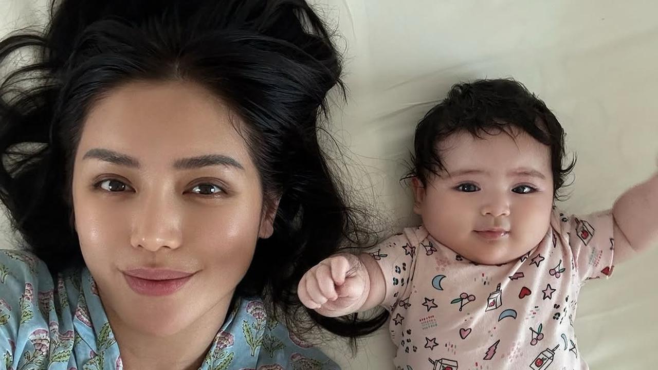 7 Potret Jessica Iskandar Selfie Bareng Baby Hagia, Ibu dan Anak Sama Cantiknya