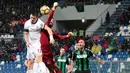 Duel pemain AC Milan, Alessio Romagnoli (kiri) dengan kiper Sassuolo pada lanjutan Serie A di Mapei Stadium, Reggio Emilia, Italia, (5/11/2017). Milan menang 2-0. (Elisabetta Baracchi/ANSA via AP)