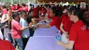Warga menukarkan kupon untuk mendapatkan sembako gratis dalam acara "Untukmu Indonesia" di lapangan Monas, Jakarta, Sabtu (28/4). (Liputan6.com/Arya Manggala)