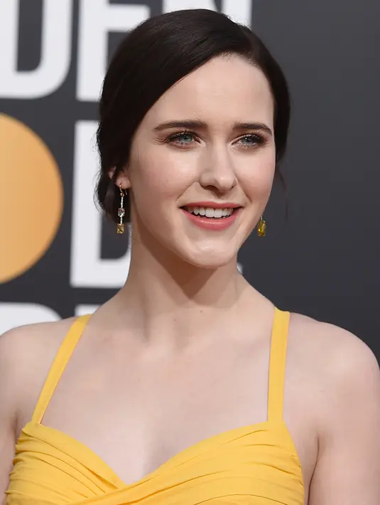 Rachel Brosnahan tersenyum saat tiba menghadiri 76th Golden Globe Awards di Beverly Hills, California (7/1). Aktris 28 tahun ini tampil cantik menggenakan gaun panjang berwarna kuning. (AP Photo/Jordan Strauss)