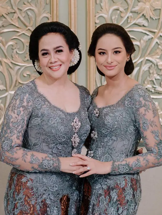 Tampil elegan dengan kebaya model off shoulder warna abu-abu dari Amanda Khairunnisa di pernikahan kakaknya. [Instagram/akhairunnisa]