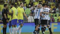 Para pemain Argentina merayakan gol yang dicetak Nicolas Otamendi ke gawang Brasil pada lanjutan Kualifikasi Piala Dunia 2026 Zona Amerika Selatan di Stadion Maracana, Rabu (22/11/2023) pagi. (AP Photo/Bruna Prado)