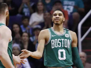 Pebasket Boston Celtics, Jayson Tatum dan Aron Baynes, merayakan kemenangan atas Phoenix Suns pada laga NBA di Talking Stick Resort Arena, Selasa (27/3/2018). Boston Celtics menang 102-94 atas Phoenix Suns. (AP/Ross D. Franklin)