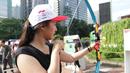 Seorang Model menunjukan aksi memanah pada acara kampanye Indonesia Bisa Emas, Road to Rio 2016 di Senayan, Jakarta, Minggu (20/3/2016). (Bola.com/Nicklas Hanoatubun)