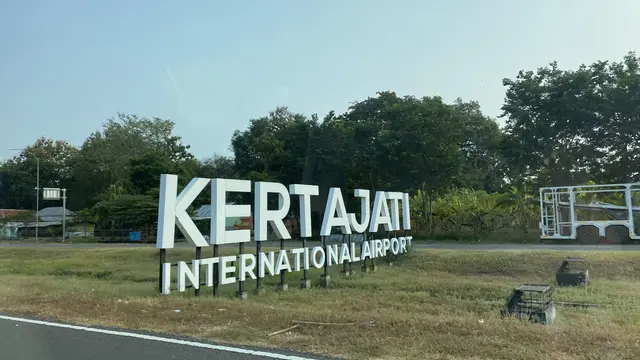 Sebagian jemaah calon haji asal Jawa Barat (Jabar) berangkat ke Tanah Suci melalui Bandara Internasional Kertajati di Kertajati, Majalengka, Jabar.