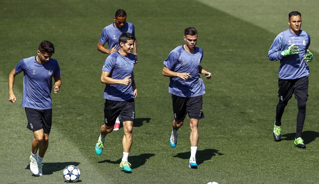 Enzo Zidane (kiri) tengah berlatih bersama para pemain Real Madrid sebelum laga semifinal melawan Atletico Madrid di Madrid, (9/5/2017). Enzo dilepas Madrid ke Alaves untuk jangka waktu tiga tahun. (EPA/Emilio Narajo)