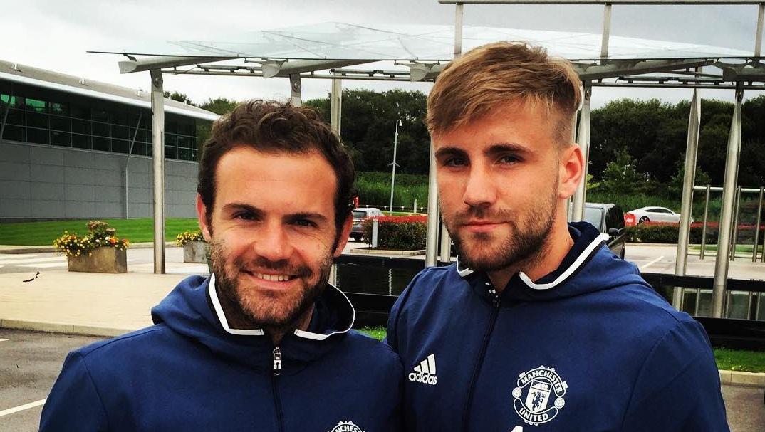 Luke Shaw (kanan) (Twitter)