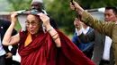 Pemimpin spiritual Tibet, Dalai Lama tiba menghadiri acara Glastonbury Festival, Inggirs, (28 /6/2015). Dalai Lama akan berulang tahun yang ke-80 pada 6 Juli 2015 nanti. Namun ia merayakannya lebih awal di Glastonbury Festival. (REUTERS/Dylan Martinez)