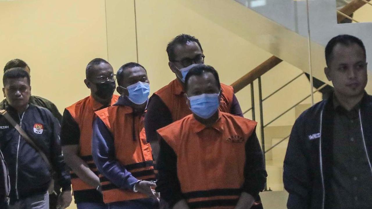 Kepala Kejaksaan Negeri Bondowoso Puji Triasmoro ditetapkan menjadi tersangka oleh Komisi Pemberantasan Korupsi (KPK) usai terjaring Operasi Tangkap Tangan (OTT), pada Kamis (16/11/2023).&nbsp;