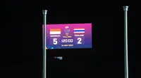 Papan skor yang menunjukkan skor akhir 5-2 untuk kemenangan Timnas Indonesia U-22 atas Thailand pada laga final cabor sepak bola SEA Games 2023 di National Olympic Stadium, Phnom Penh, Kamboja, Selasa (16/5/2023). (Bola.com/Abdul Aziz)