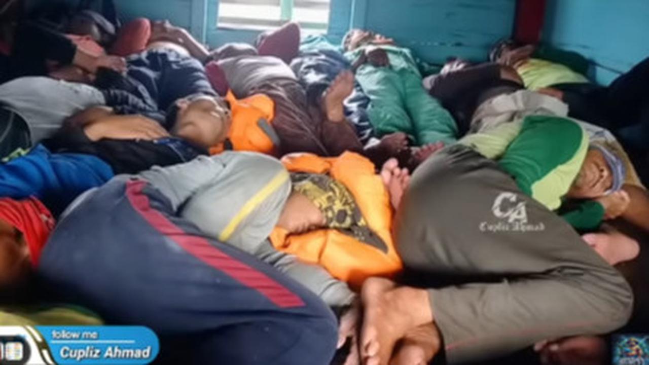 Miris, Cuaca Ekstrem Nasib Para Nelayan di Dalam Kapal Tidur Bertumpuk-tumpuk