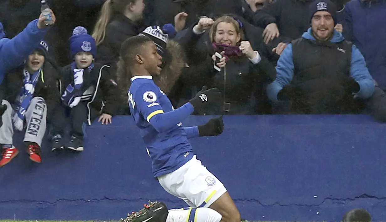 Pemain Everton, Ademola Lookman menutup pertandingan Everton vs Manchester City dengan satu golnya pada injury time di Goodison Park, Liverpool, Minggu (15/1/2017). Everton menang telak 2-0 atas Man. City.  (Peter Byrne/PA via AP)