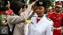 Anggota Paskibraka 2016  bersiap jelang gladi bersih Upacara HUT ke-71 Kemerdekaan RI di Istana Merdeka, Jakarta, Senin (15/8). (Liputan6.com/Faizal Fanani)