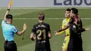 Gelandang Villarreal, Manu Trigueros (ketiga dari kanan) menerima kartu merah dari wasit saat melawan Barcelona  dalam laga lanjutan Liga Spanyol 2020/2021 pekan ke-32 di The Ceramica Stadium, Villarreal, Minggu (25/4/2021). Villarreal kalah 1-2 dari Barcelona. (AP/Alberto Saiz)