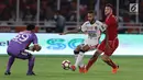 Pemain Bali United membawa bola yang dibayang-bayangi striker Persija Jakarta, Marko Simic pada final Piala Presiden di Stadion Utama GBK, Senayan, Jakarta, Sabtu (17/2). Persija Jakarta sementara unggul 2-0 atas Bali United. (Liputan6.com/Arya Manggala)