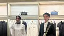 Busana berstruktur tegas dan potongan busana yang tajam menciptakan kontras yang menarik. Berpadu material renda yang sensual nan anggun tampil bersama dengan 
tas My Peekaboo dan sepatu Very Colibri. Melalui koleksi ini, cara berpakaian menjadi sarana ampuh untuk mengekspresikan emosi, dan kepribadian. / Foto dok: Fimela.