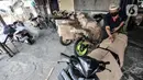 Pekerja mengemas sepeda motor sebelum dikirim via jasa ekspedisi kereta api di Jalan Bungur Raya, Senen, Jakarta, Senin (3/5/2021). Salah satu perusahaan jasa ekspedisi ini mengaku peningkatan mulai terjadi pada Kamis pekan lalu dengan pengiriman tujuan Jawa dan Bali. (merdeka.com/Iqbal S. Nugroho)